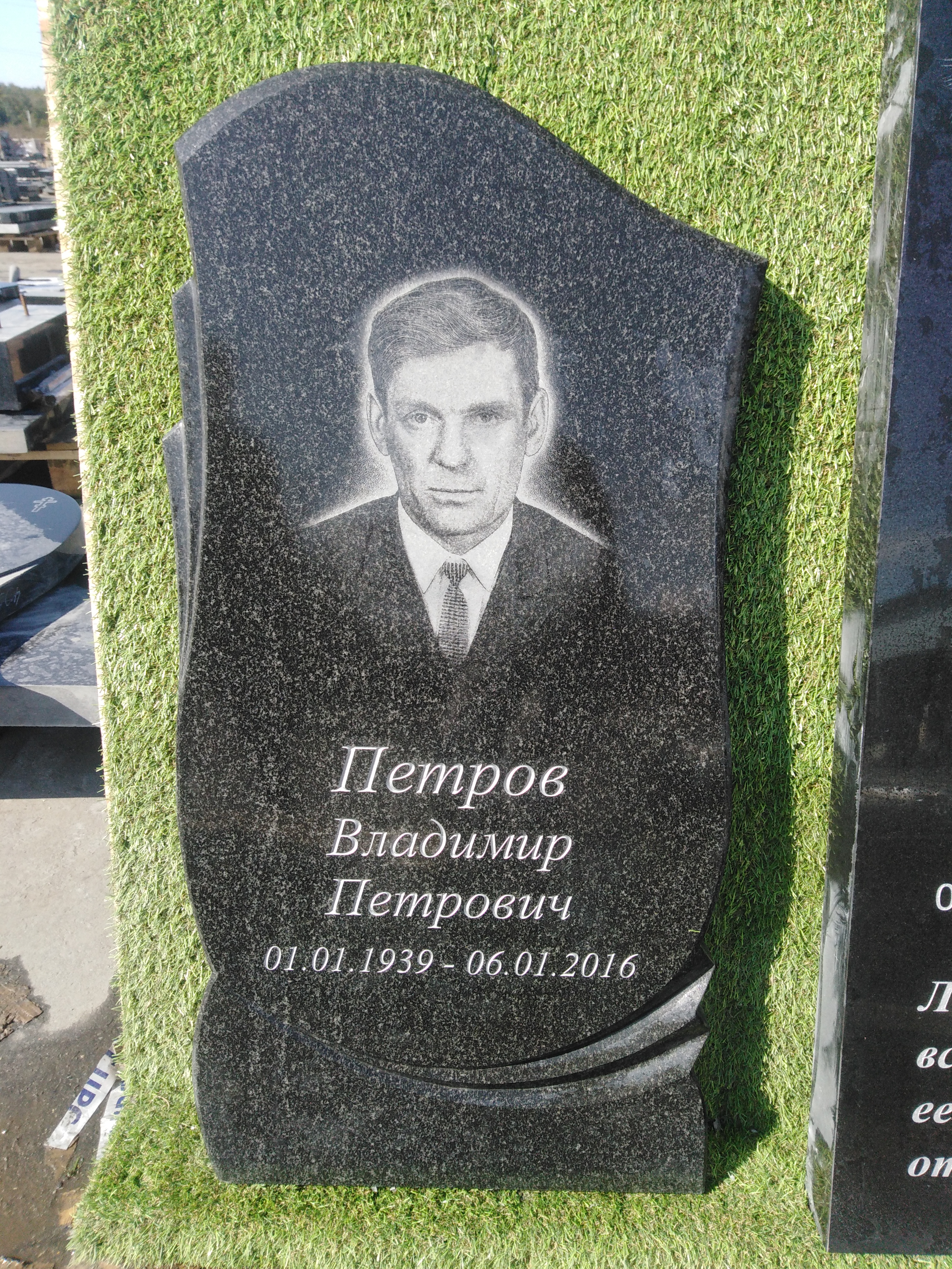 Памятник №026 из карельского гранита — фото 2